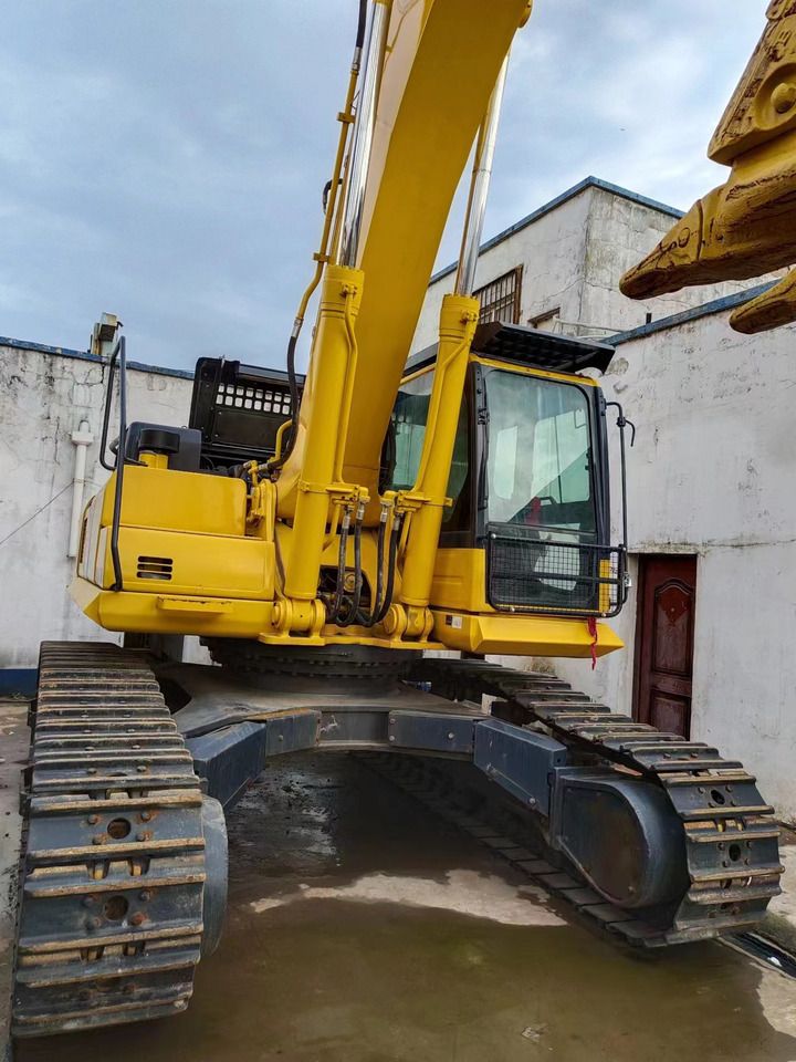 2019 Komatsu PC450-8 crawler excavator, front three-quarter view 2019 Komatsu PC450-8 crawler excavator, front three-quarter view