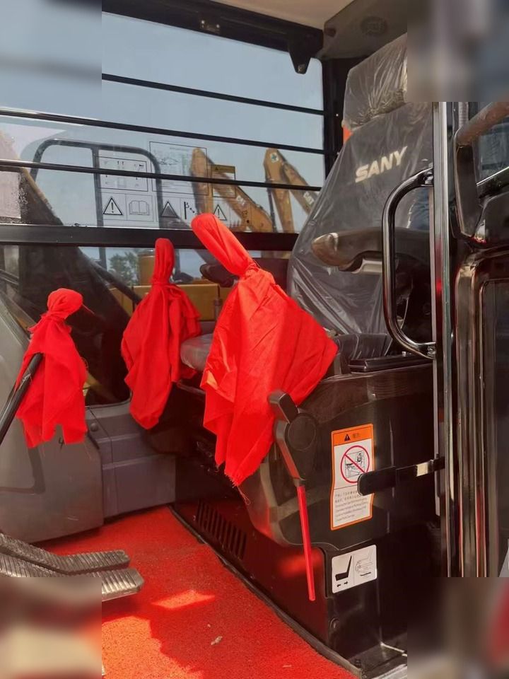 2022 Sany SY95C Crawler Excavator interior view 2022 Sany SY95C Crawler Excavator interior view