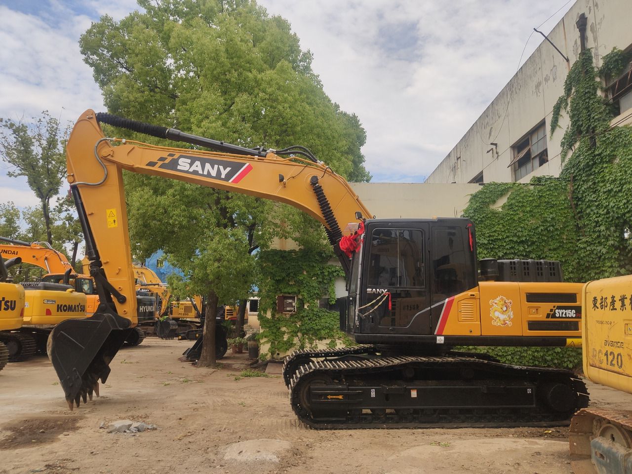 Sany 215C crawler excavator, side profile view Sany 215C crawler excavator, side profile view