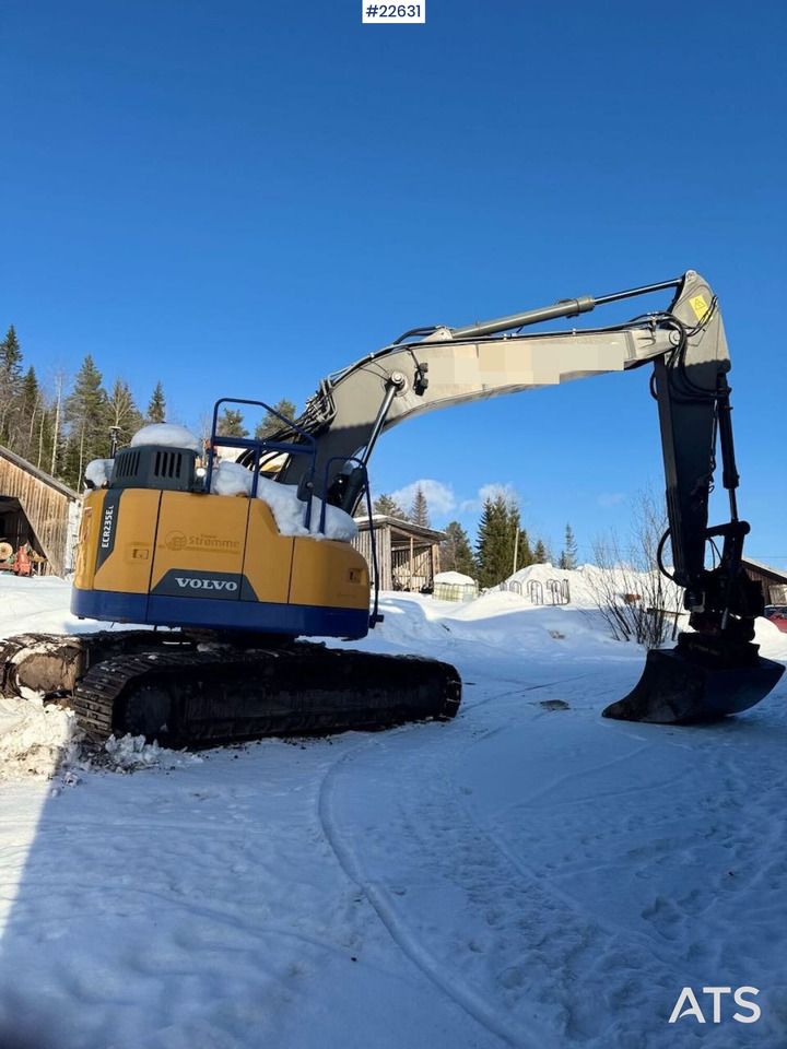 2016 Volvo ECR235EL crawler excavator, side profile view 2016 Volvo ECR235EL crawler excavator, side profile view