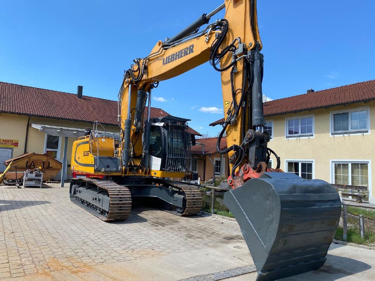 2015 Liebherr R936 NLC crawler excavator, side view 2015 Liebherr R936 NLC crawler excavator, side view
