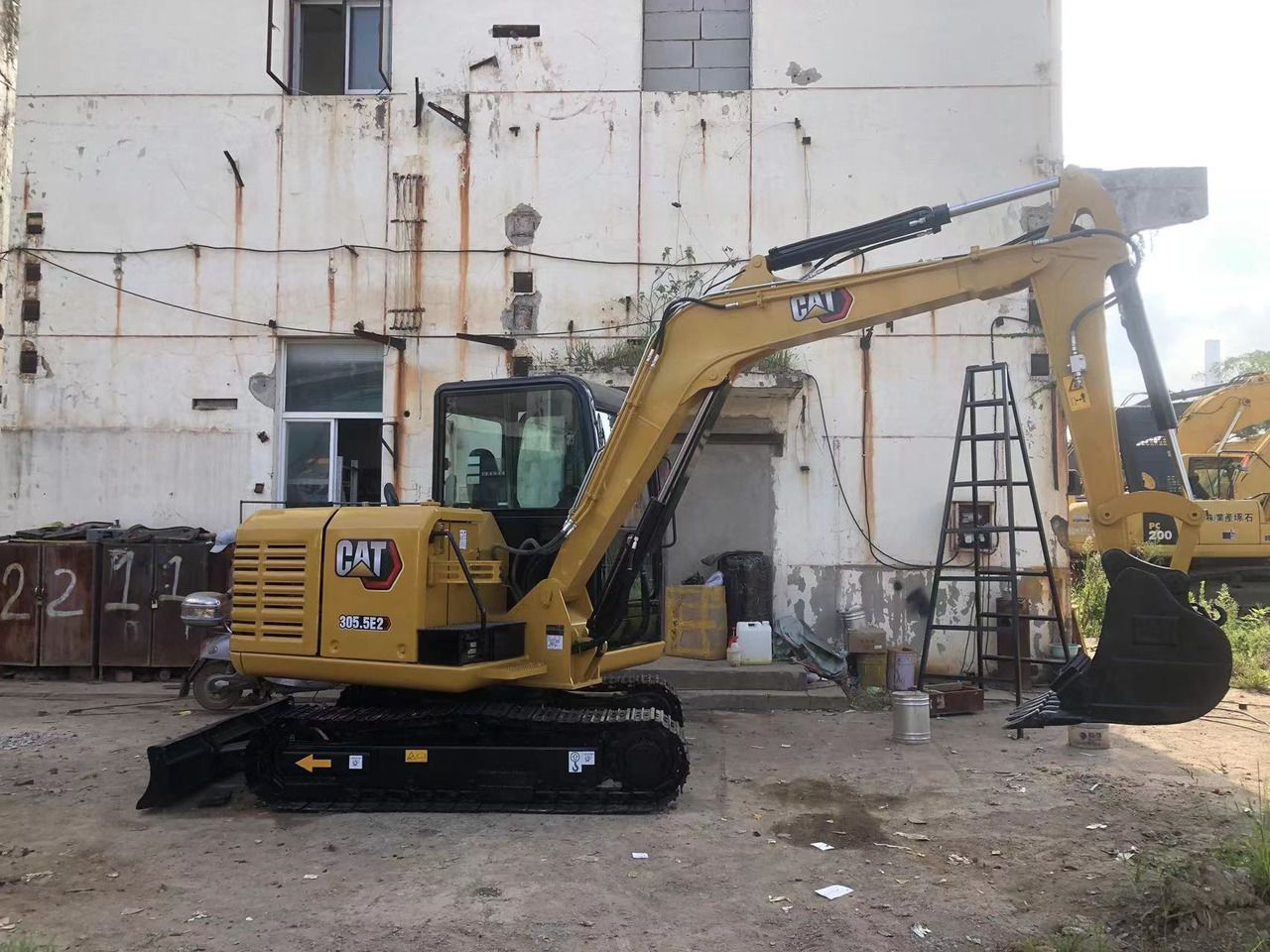 2011 Caterpillar 305.5E2 mini excavator side view 2011 Caterpillar 305.5E2 mini excavator side view