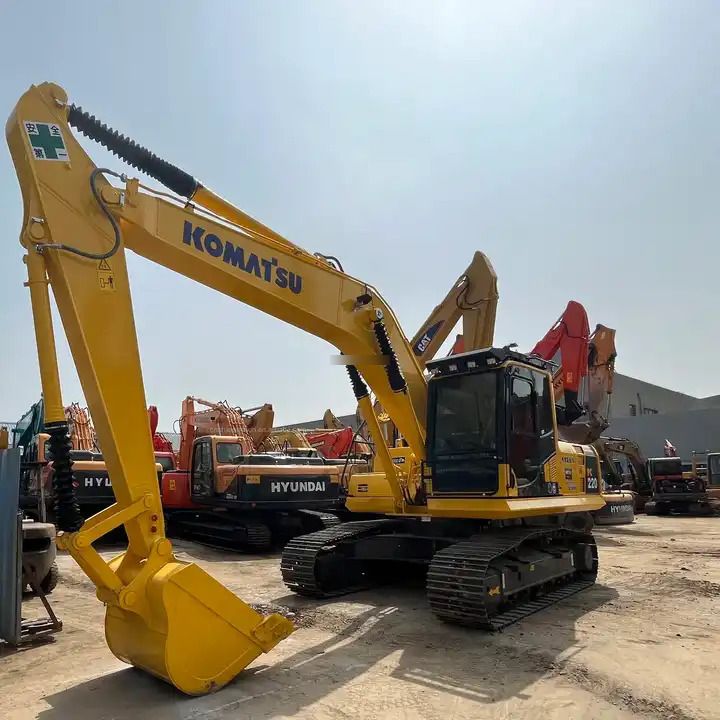 2018 Komatsu PC220-8 koparka gąsienicowa, widok z przodu pod kątem 2018 Komatsu PC220-8 koparka gąsienicowa, widok z przodu pod kątem