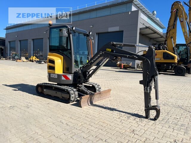 2021 Volvo ECR25D mini excavator, side view 2021 Volvo ECR25D mini excavator, side view