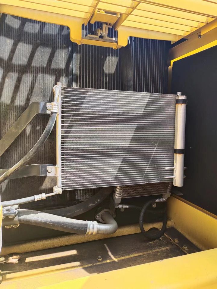 Detail Kühlsystem Motorraum eines Komatsu PC200-8 Raupenbaggers (2018) Detail Kühlsystem Motorraum eines Komatsu PC200-8 Raupenbaggers (2018)