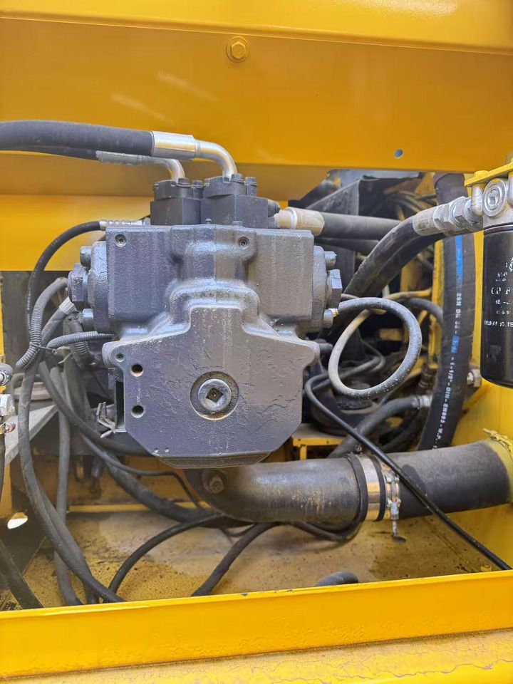 2018 Komatsu PC200-7 crawler excavator hydraulic pump detail 2018 Komatsu PC200-7 crawler excavator hydraulic pump detail