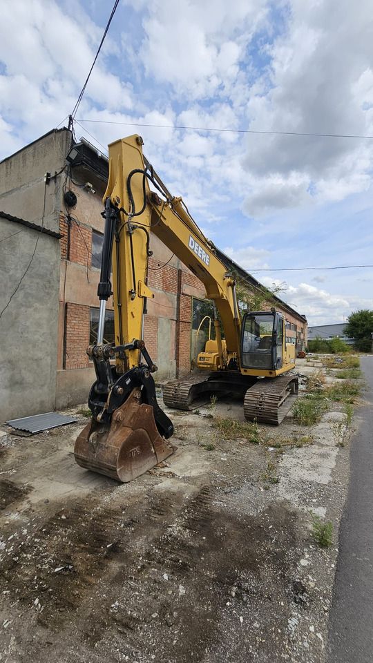 2005 John Deere 200C LC crawler excavator, front three-quarter view 2005 John Deere 200C LC crawler excavator, front three-quarter view