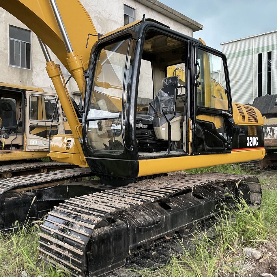 Caterpillar 320C paletli ekskavatör, kabinin yandan görünümü Caterpillar 320C paletli ekskavatör, kabinin yandan görünümü