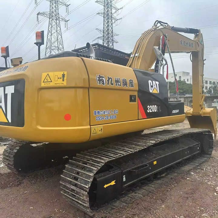 Caterpillar 320DL Raupenbagger von 2020, hintere Dreiviertelansicht Caterpillar 320DL Raupenbagger von 2020, hintere Dreiviertelansicht