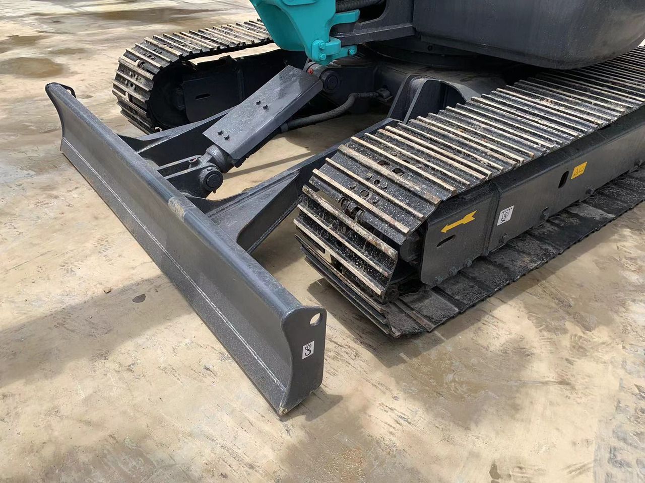 2022 Kobelco SK55 crawler excavator dozer blade and tracks view