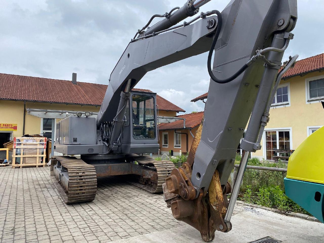 1993 Volvo EC300 crawler excavator, front three-quarter view 1993 Volvo EC300 crawler excavator, front three-quarter view