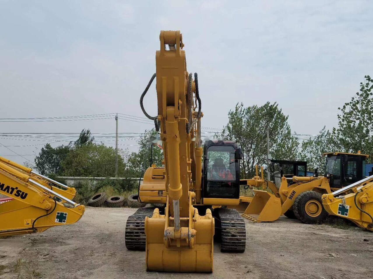 2020 Caterpillar 325D crawler excavator, front view 2020 Caterpillar 325D crawler excavator, front view