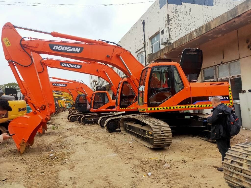 2022 Doosan DH225LC-7 crawler excavator, side view 2022 Doosan DH225LC-7 crawler excavator, side view
