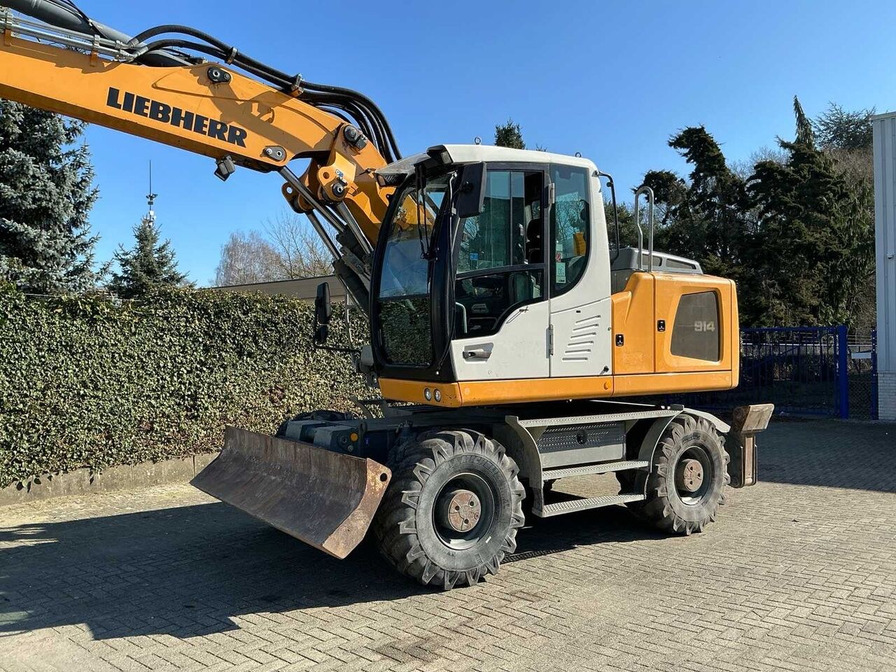 2017 Liebherr 914 wheel excavator, side view 2017 Liebherr 914 wheel excavator, side view