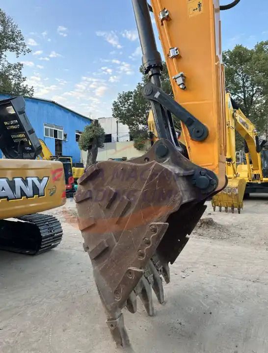 2020 Hyundai 520 crawler excavator bucket and boom detail 2020 Hyundai 520 crawler excavator bucket and boom detail