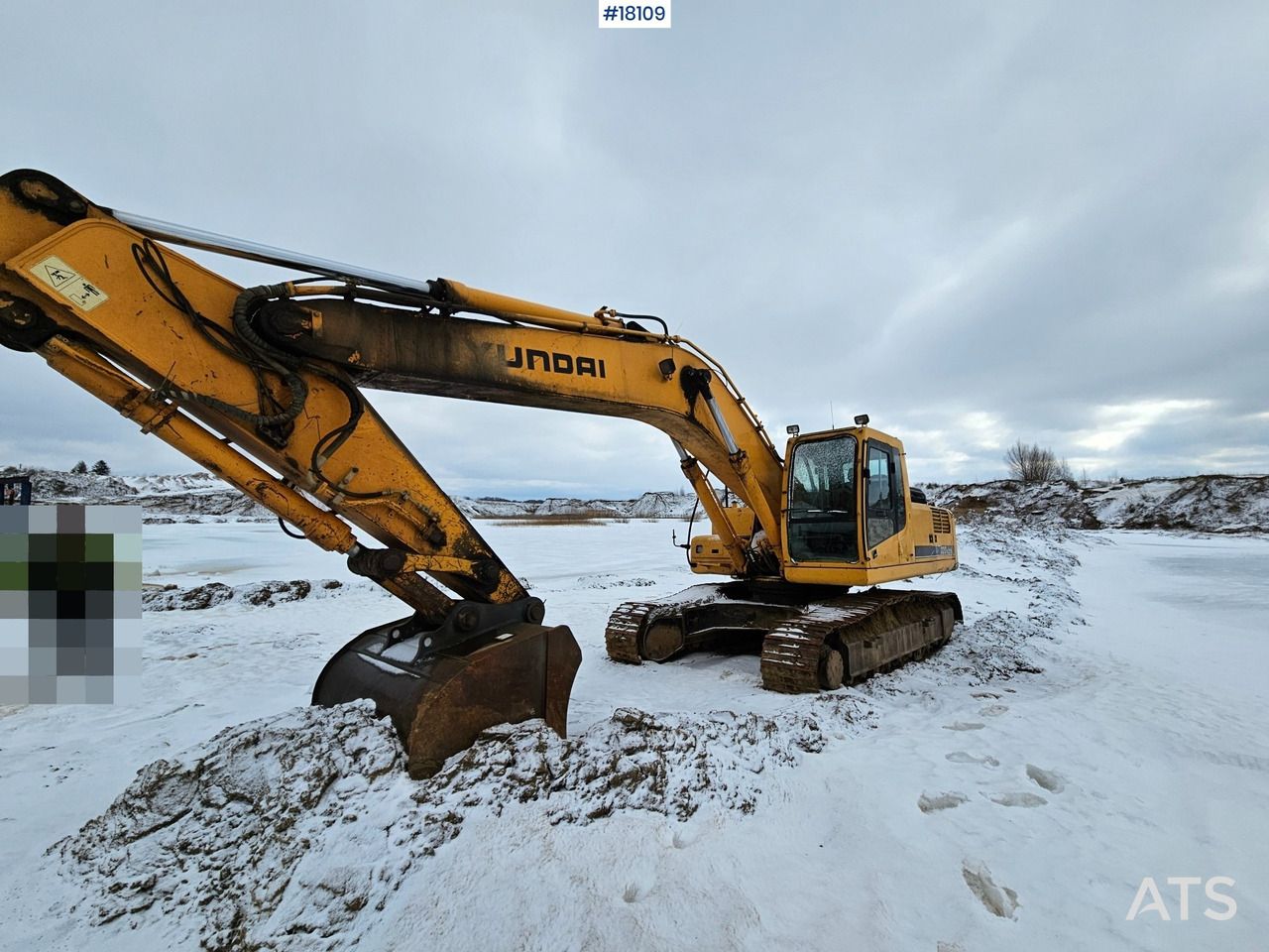 2007 Hyundai R320NLC-7A crawler excavator side view 2007 Hyundai R320NLC-7A crawler excavator side view