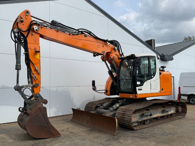 2017 Liebherr R 920 crawler excavator side view