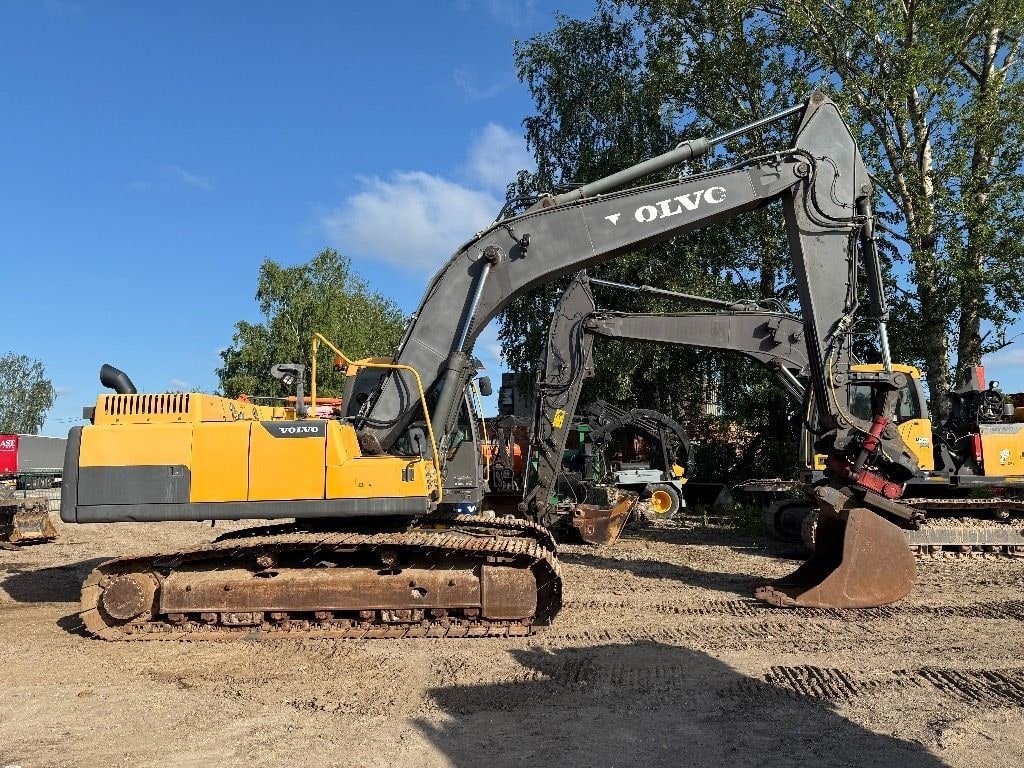 2014 Volvo EC250D crawler excavator, side view 2014 Volvo EC250D crawler excavator, side view