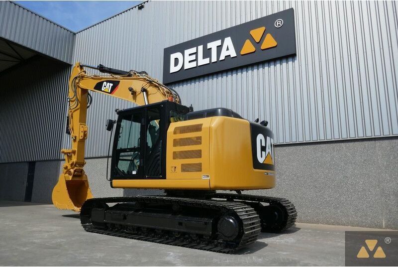 2015 Caterpillar 320EL crawler excavator, rear three-quarter view