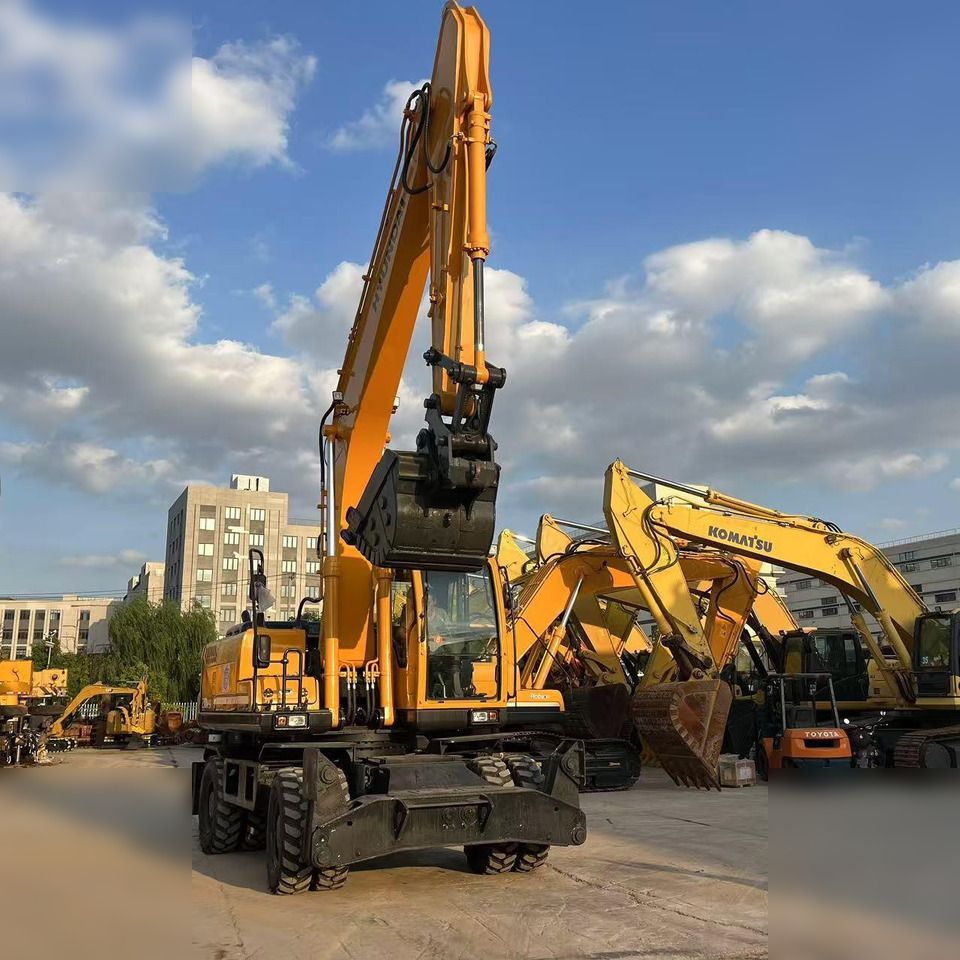 2021 Hyundai Robex 210W-9 wheel excavator, front view 2021 Hyundai Robex 210W-9 wheel excavator, front view
