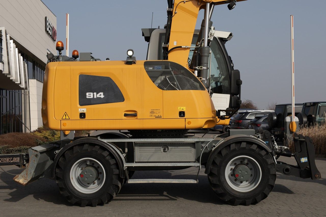 2017 Liebherr A914 LITRONIC wheel excavator side view 2017 Liebherr A914 LITRONIC wheel excavator side view