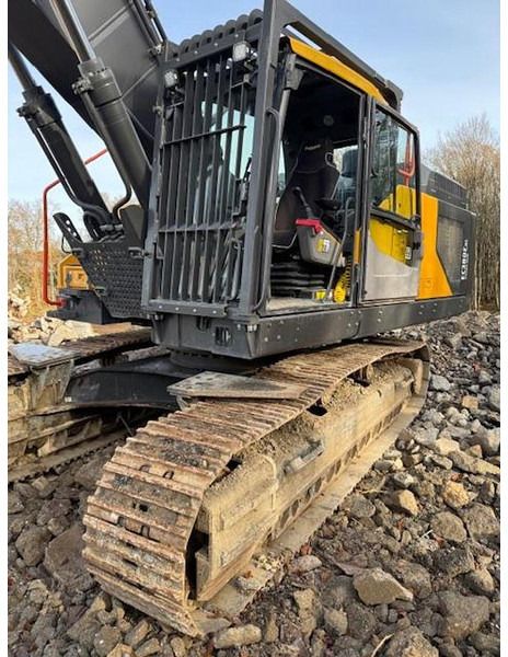 2021 Volvo EC380EL crawler excavator cab and tracks view 2021 Volvo EC380EL crawler excavator cab and tracks view
