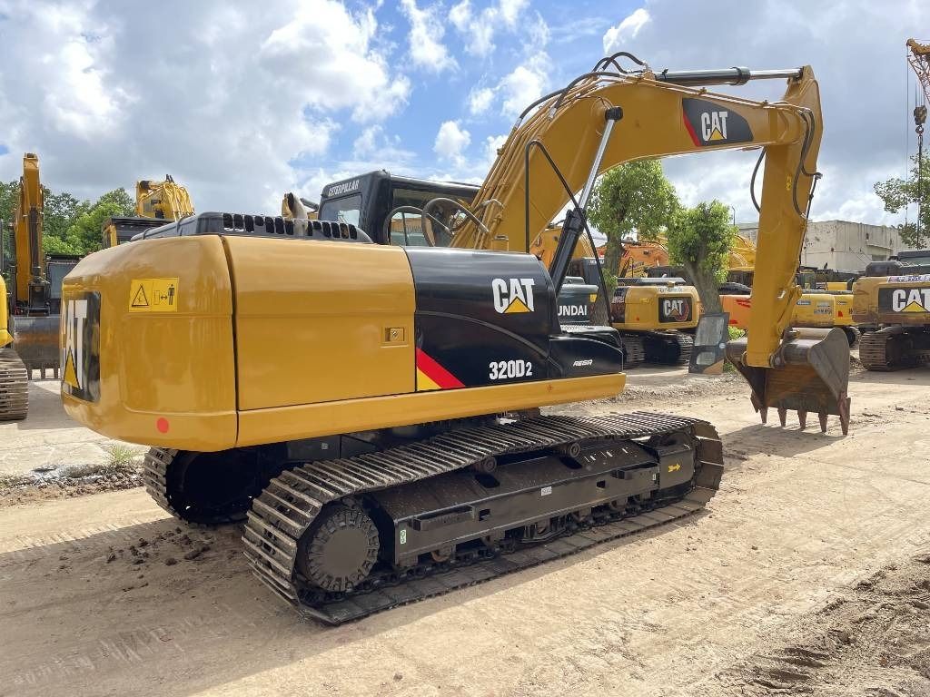 2023 Caterpillar 320D2 гусеничный экскаватор, вид сзади-три четверти 2023 Caterpillar 320D2 гусеничный экскаватор, вид сзади-три четверти