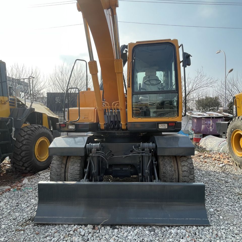 2022 Hyundai R150W-9S wheel excavator, front view with blade 2022 Hyundai R150W-9S wheel excavator, front view with blade