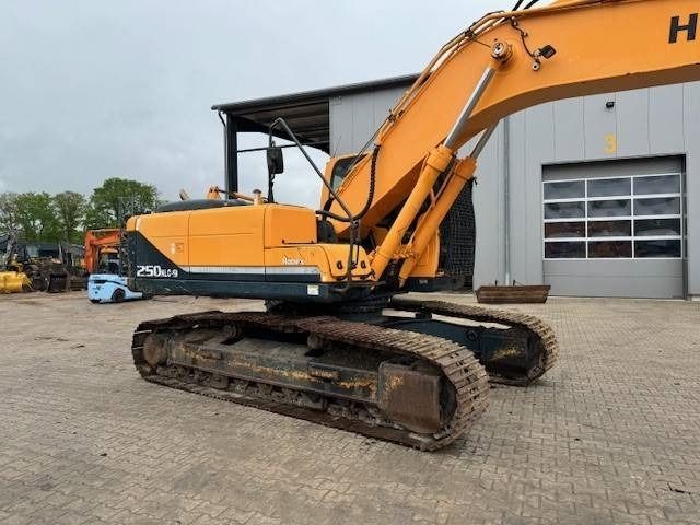 2011 Hyundai R250NLC-9 crawler excavator side view 2011 Hyundai R250NLC-9 crawler excavator side view