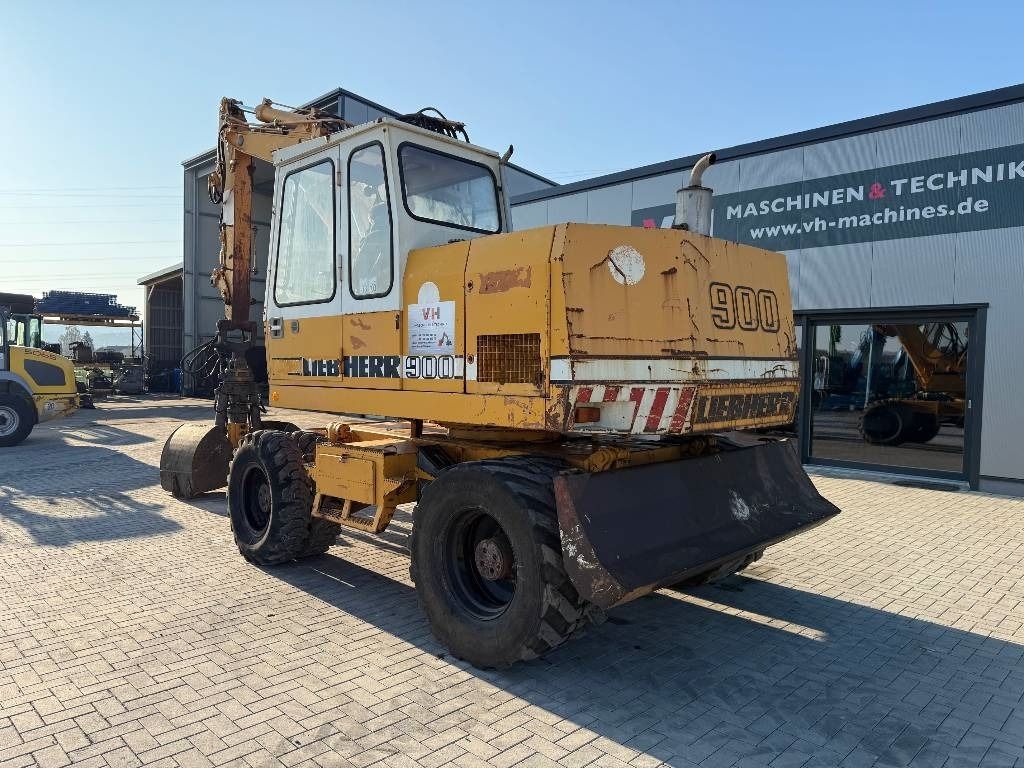 1992 Liebherr A900C wheel excavator, rear three-quarter view 1992 Liebherr A900C wheel excavator, rear three-quarter view