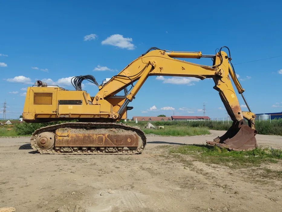 1988 Liebherr 984 crawler excavator, side view