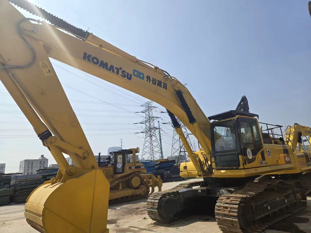 2020 Komatsu PC450-8 crawler excavator, side profile view