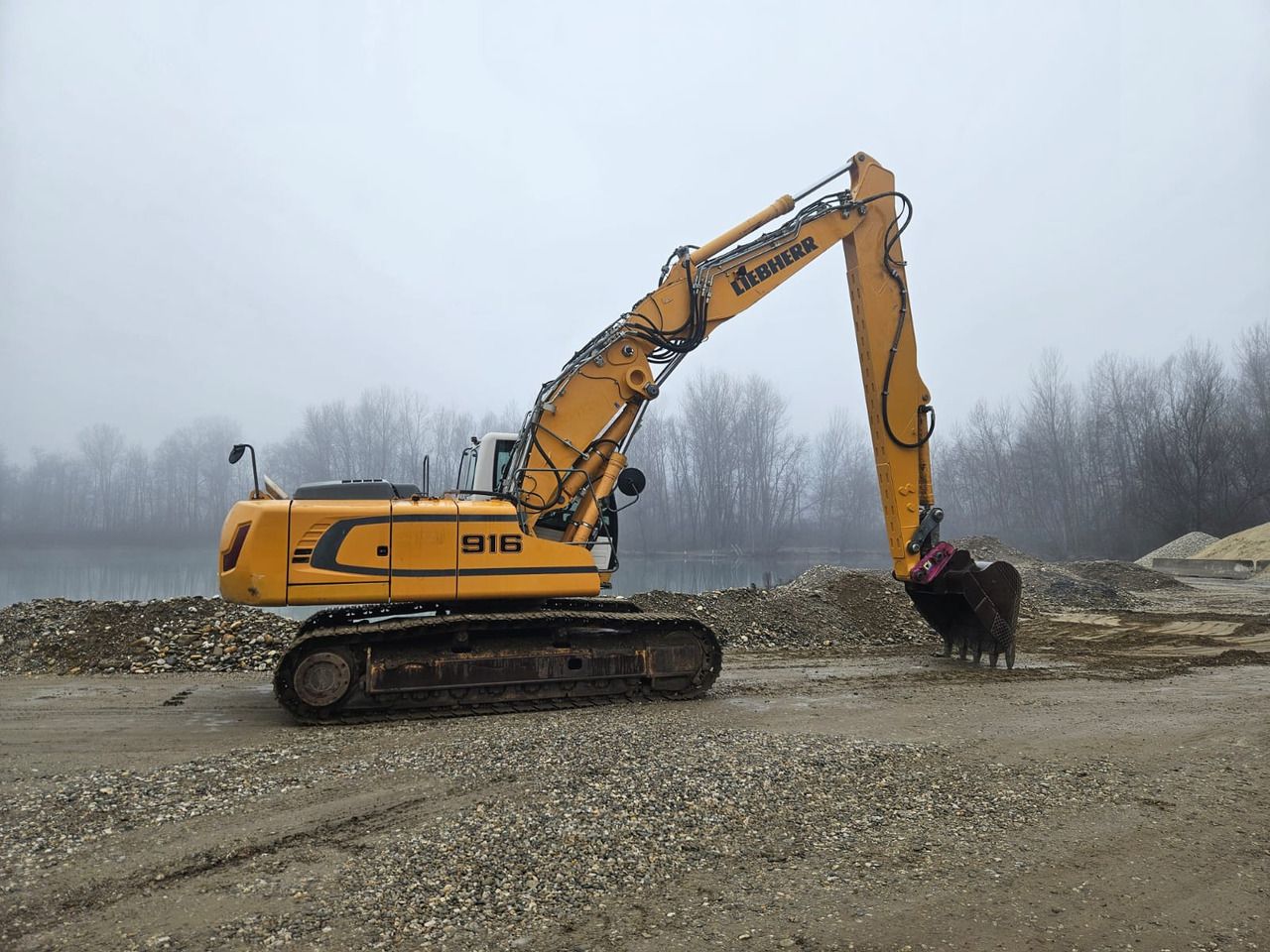 2010 Liebherr R916 LC crawler excavator, side view