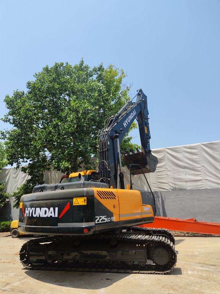 Hyundai 225LC-9T crawler excavator, rear three-quarter view Hyundai 225LC-9T crawler excavator, rear three-quarter view