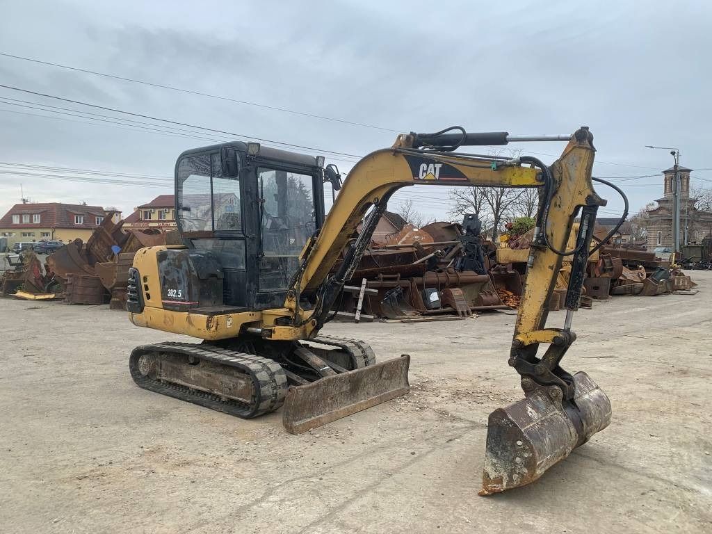 2000 Caterpillar 302.5 mini excavator, side view 2000 Caterpillar 302.5 mini excavator, side view