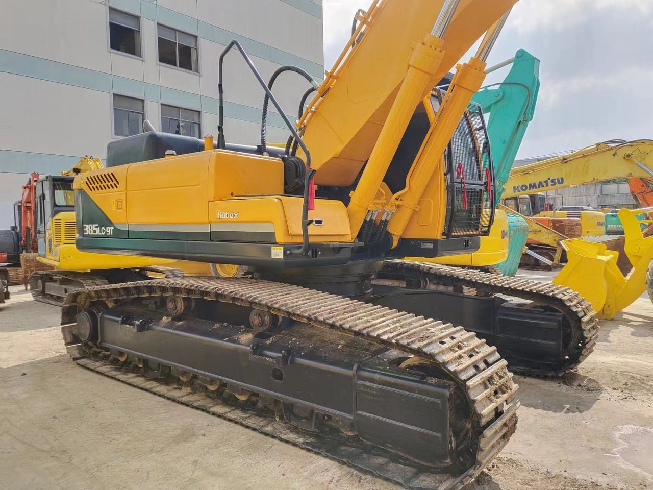 2018 Hyundai R385LC-9T crawler excavator, side view 2018 Hyundai R385LC-9T crawler excavator, side view