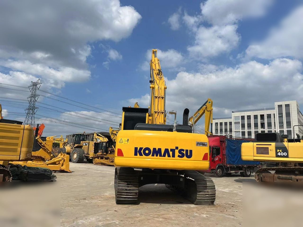 Pelle sur chenilles Komatsu PC220-8 de 2021, vue arrière Pelle sur chenilles Komatsu PC220-8 de 2021, vue arrière