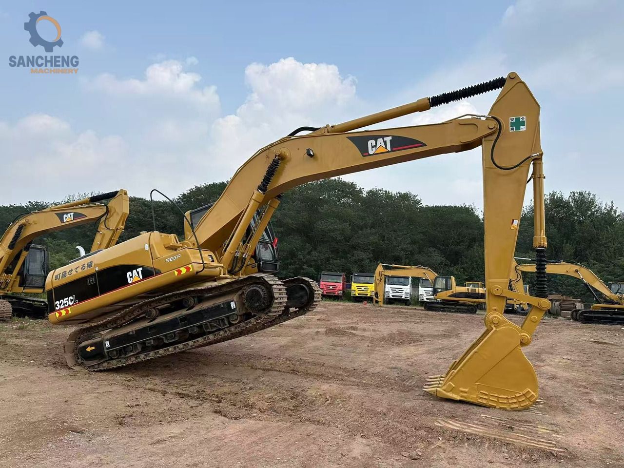 2017 Caterpillar 325CL crawler excavator side profile view 2017 Caterpillar 325CL crawler excavator side profile view
