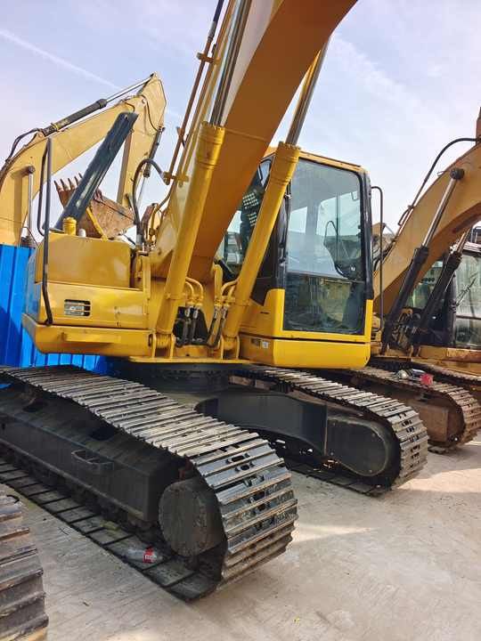 Komatsu PC200-7 crawler excavator, side view