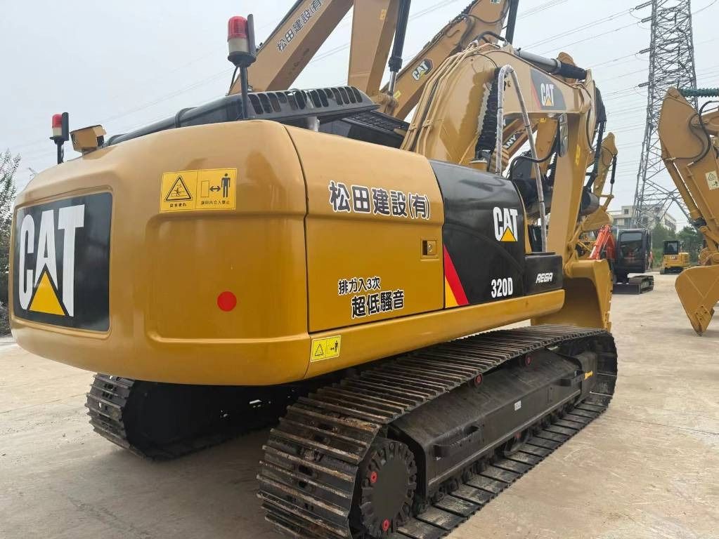 Pelle sur chenilles Caterpillar 320D2 2024, vue arrière trois-quarts Pelle sur chenilles Caterpillar 320D2 2024, vue arrière trois-quarts