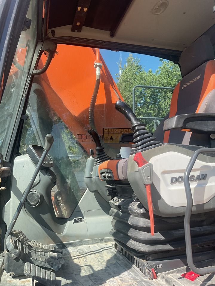 2019 Doosan DX225LC-5 crawler excavator interior view 2019 Doosan DX225LC-5 crawler excavator interior view