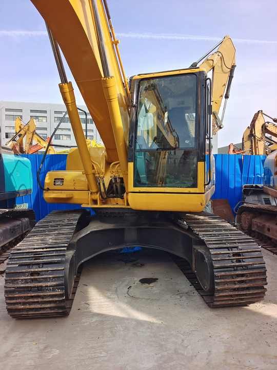 Komatsu PC200-7 Crawler Excavator, front view Komatsu PC200-7 Crawler Excavator, front view