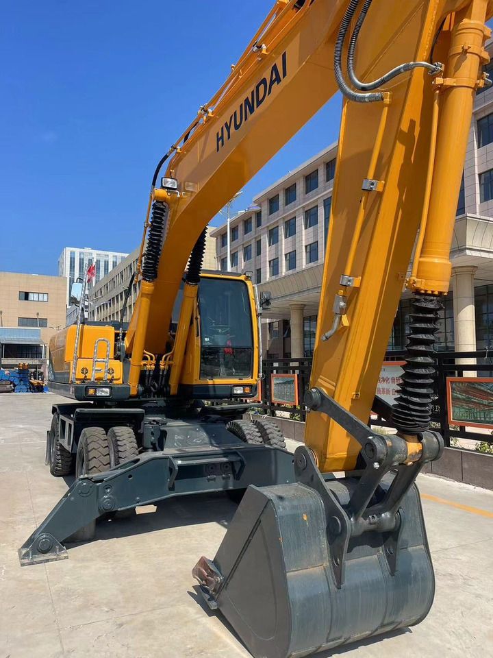 2022 Hyundai R210W-9 wheel excavator, front three-quarter view 2022 Hyundai R210W-9 wheel excavator, front three-quarter view