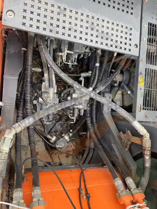 2020 Doosan DX520LC crawler excavator engine compartment view 2020 Doosan DX520LC crawler excavator engine compartment view