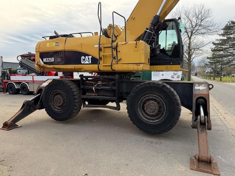 2011 Caterpillar M325D material handler side view