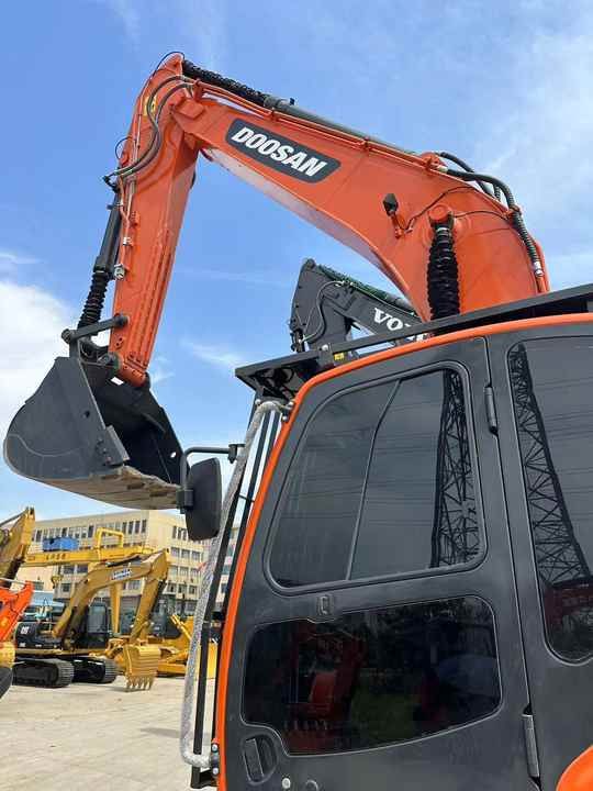 2020 Doosan DX300 crawler excavator cab and boom view 2020 Doosan DX300 crawler excavator cab and boom view
