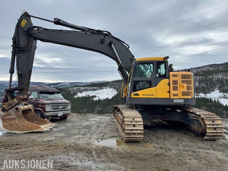 2011 Volvo ECR305CL excavator side view 2011 Volvo ECR305CL excavator side view