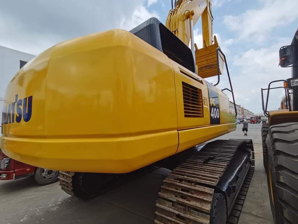 2022 Komatsu PC400-8R crawler excavator rear view