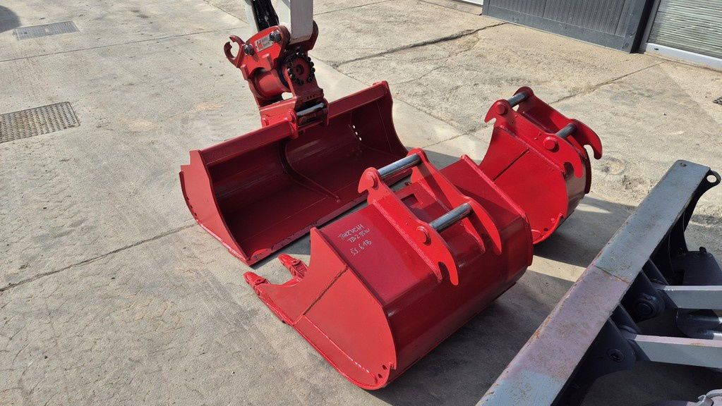 2021 Takeuchi TB295W wheel excavator buckets
