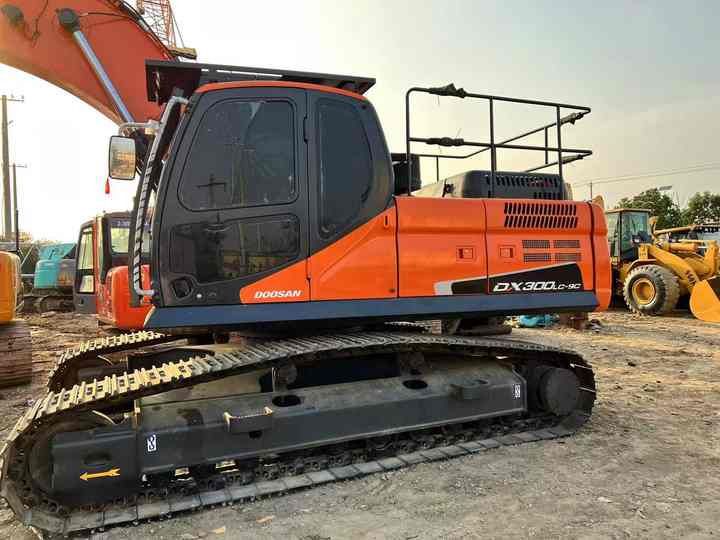 2020 Doosan DX300LC-9C crawler excavator side view 2020 Doosan DX300LC-9C crawler excavator side view